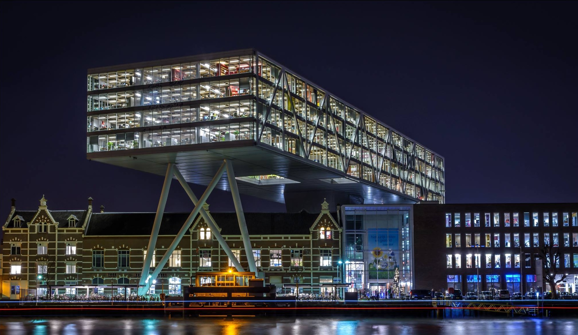 Rotterdam bij nacht — de Erasmusbrug en de skyline
